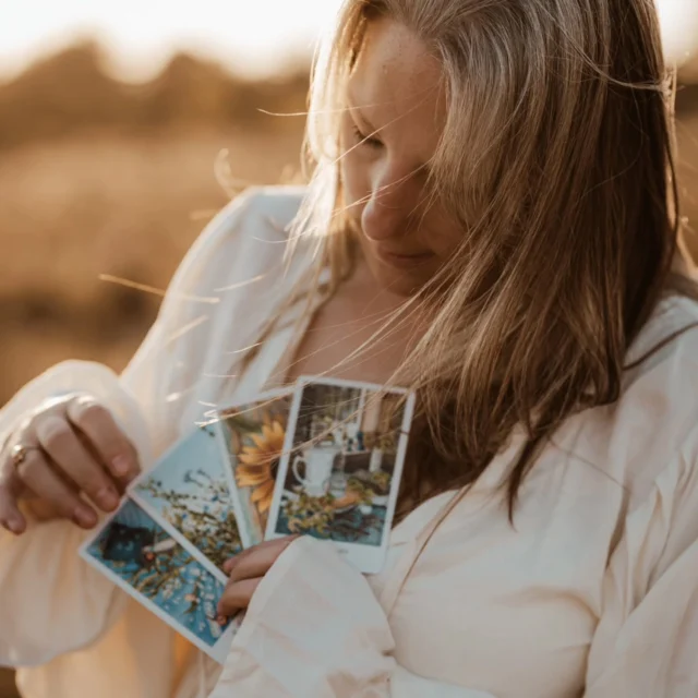 Wisten jullie... Dat ik naast workshops, wandelingen en rituelen ook een webshop heb? Met allerlei leuke witchy stuff? 

Wisten jullie dat ik regelmatig unieke handgemaakte producten verkoop van mede ondernemers? En dat ik op elke bestelling de rune Raido teken?

Wisten jullie dat élke bestelling een handgeschreven kaartje meekrijgt en dat ik er soms wat extra bijsteek ook? 

Wisten jullie dat een heksenwinkeltje hebben een jeugddroom van me was? Dat ik als frisse tiener uuuuuren kon verdwalen in spirituele shops?

Wisten jullie dat Het Rijk van Holle eigenlijk een uit de hand gelopen hobby was maar dat ik nu totaaaaaal niet meer terugwil naar de corporate wereld nu ik in mijn rol als Vrouw Holle écht gewoon mezelf kan zijn. Unapologetically mezelf...

En dat alle spulletjes van bij mij thuis vertrekken om een liefdevolle plek te krijgen bij jullie thuis? Dat ik alles manueel input op de website en elk item met ontzag behandel en soms zelfs magisch oplaad?

Wisten jullie dat elke like, share en aankoop een wereld voor verschil kan maken voor de kleine ondernemers die het niet doen voor winst, maar puur uit liefde?

Gewoon... Wat weetjes. Want misschien wist je dat nog niet 💫

#HetRijkVanHolle #webshop #alternatieveshop #heksenshop #spirituelewinkel #passie #authenticiteit #heksinbusiness #kinderdroom
